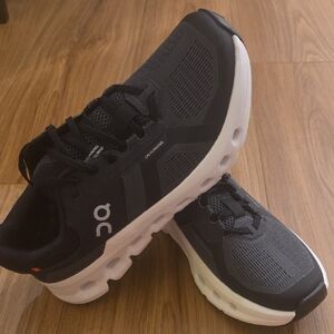 NWOT Women's On Cloud Runner 2 Shoes Black And White, Size 9